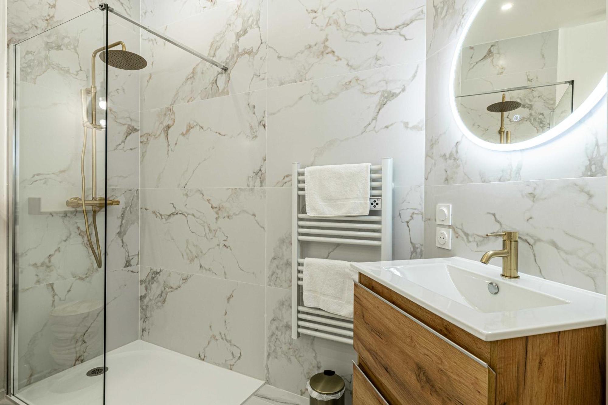 Elegant 2 - Bedroom Flat In Apartment