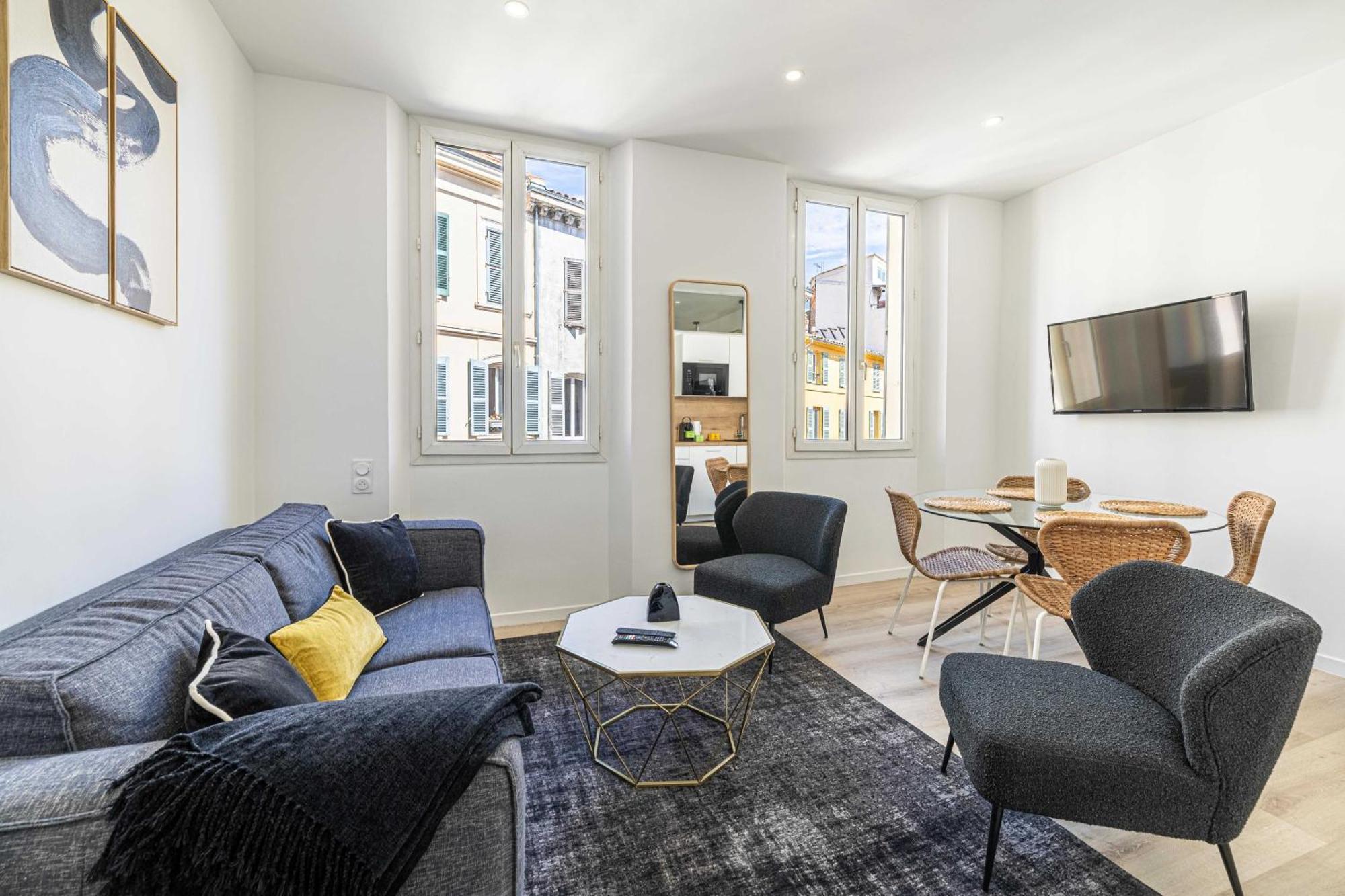 Elegant 2 - Bedroom Flat In Apartment *