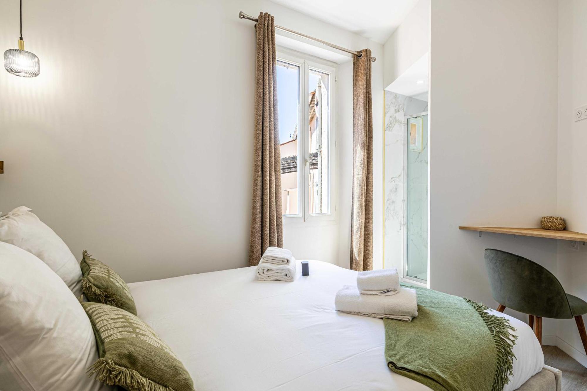 Elegant 2 - Bedroom Flat In Apartment Cannes