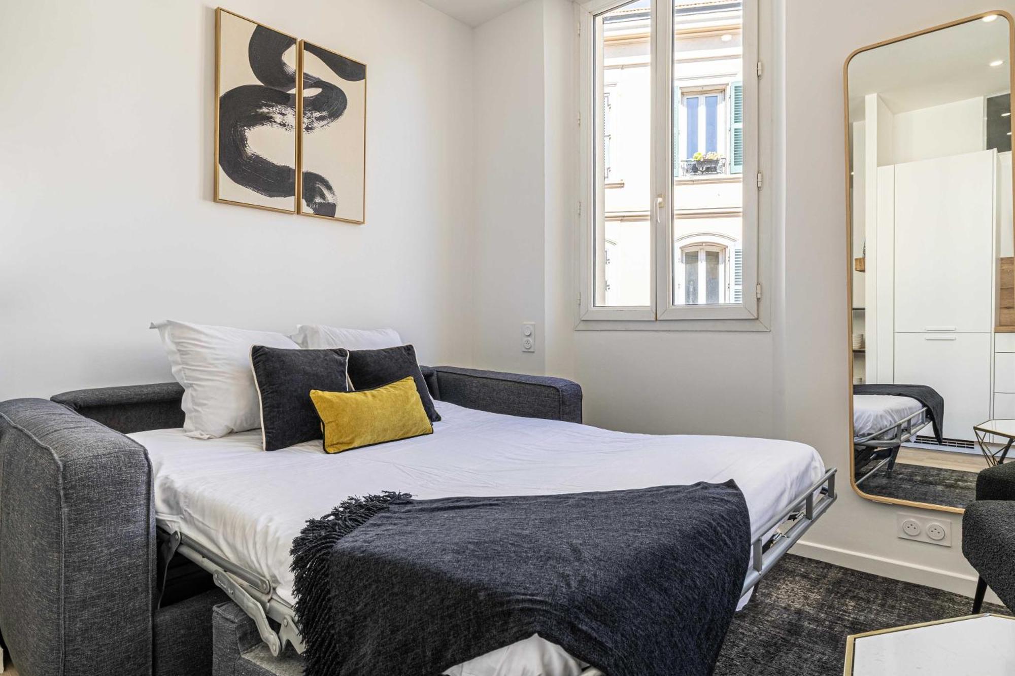Elegant 2 - Bedroom Flat In Apartment Cannes