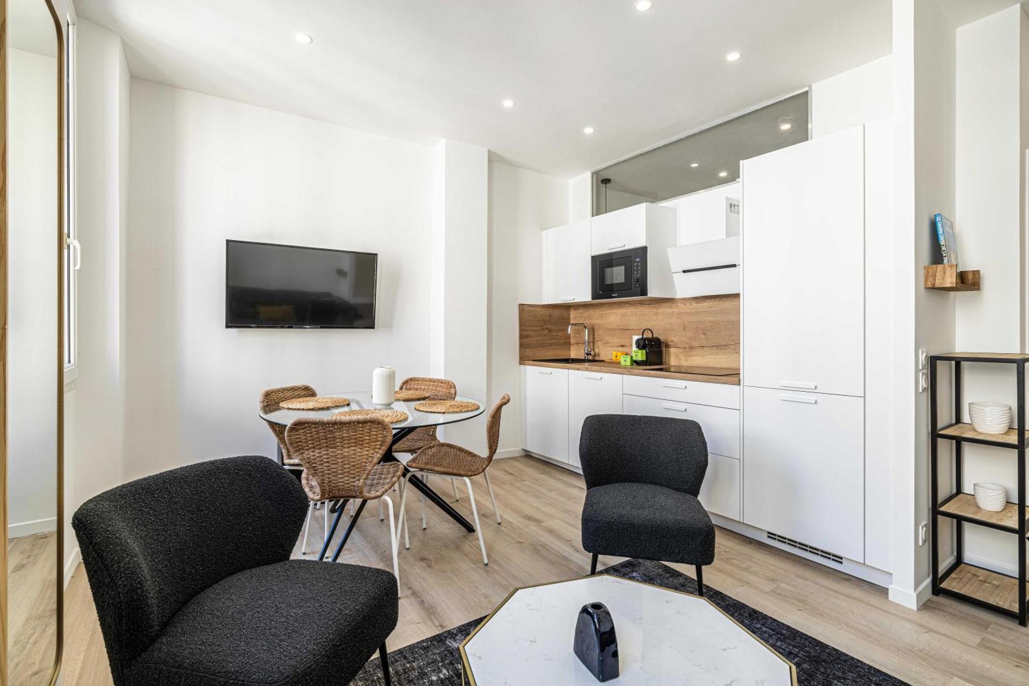 Elegant 2 - Bedroom Flat In Apartment