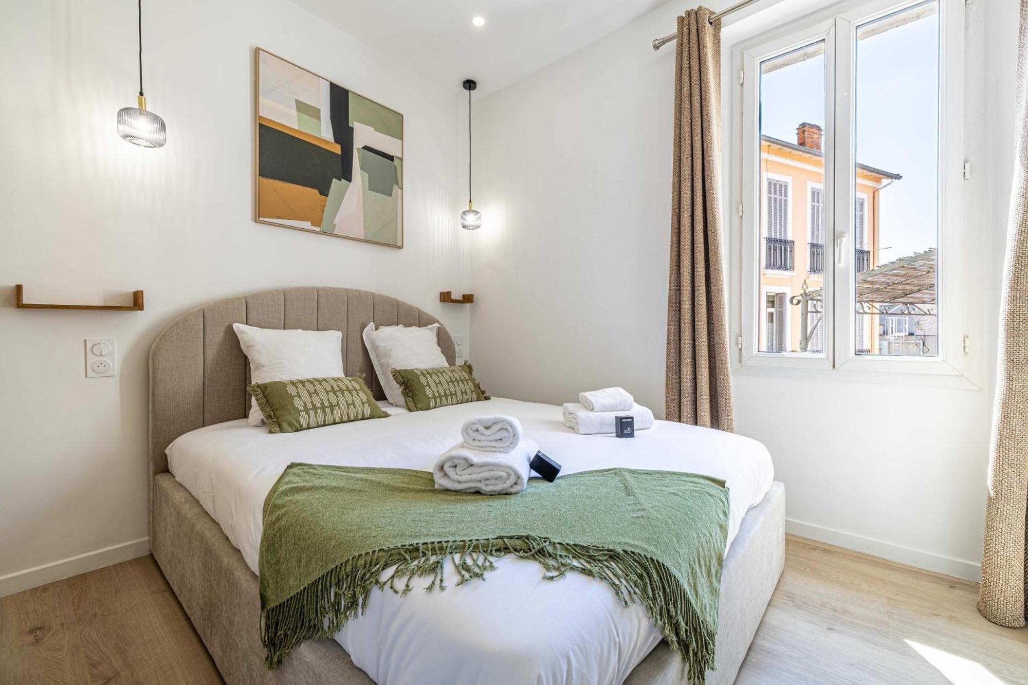 Elegant 2 - Bedroom Flat In Apartment